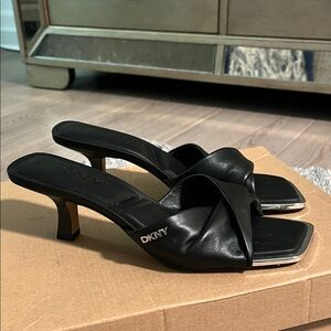 DKNY WOMEN’S BLACK TWIST KITTEN HEEL SANDALS